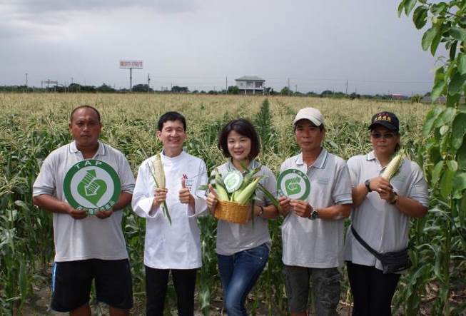 圖片，鮮綠熊亞萍董事長(左3)與公司團隊。