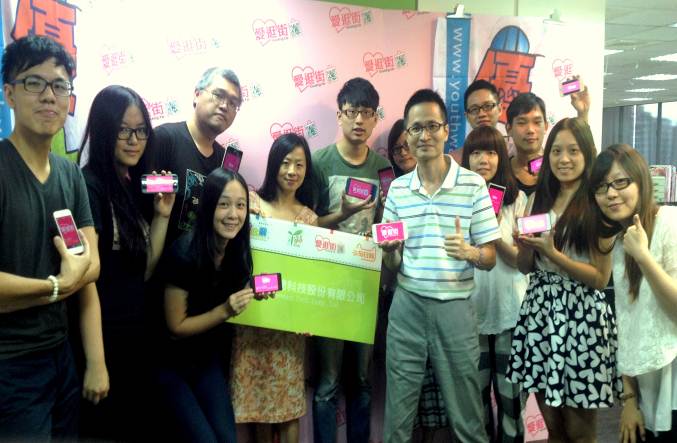 圖片，嚮網創辦人高儷玲(左4)與陳慶蔚(右3)及其團隊